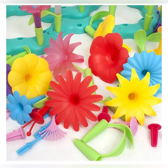 Kid Connection Build Your Own Garden Playset - 169-Piece Creative Floral Toy Set - Picture 3 of 5